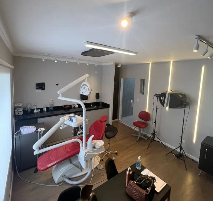 Sala clínica com equipamentos odontológicos
